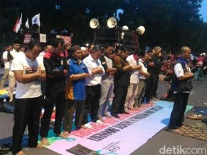 Masih Bertahan di Depan Kemenhub, Massa Buruh Salat Magrib Berjemaah