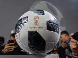 Telstar 18 adalah bola terbaru dari edisi Adidas Telstar, bola yang pertama kali dipasok Adidas untuk Piala Dunia pada 1970. Foto: Mladen Antonov/AFP
