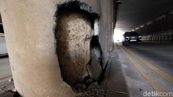 Foto: Tiang Underpass Pondok Indah Bolong, Ngeri Nggak Sih?