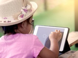 Kesedihan Seorang Ayah Saat si Kecil Kecanduan Gadget