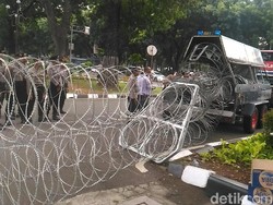 Demo Buruh, Polisi Tarik Kawat Berduri di Medan Merdeka Barat