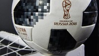Bola Telstar 18 diberi semacam chip NFC (Near Field Communication) sehingga penonton juga bisa merasakan sensasinya lewat smartphone.  Foto: Mladen Antonov/AFP