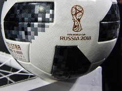 Bola Telstar 18 diberi semacam chip NFC (Near Field Communication) sehingga penonton juga bisa merasakan sensasinya lewat smartphone.  Foto: Mladen Antonov/AFP
