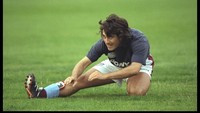 Paulo Futre dikenal sebagai bakat alami. Dia debut timnas saat 17 tahun, lalu membawa Porto juara liga dan Liga Champions, disusul gelar Copa del Rey bareng Atletico. Usai serangkaian masa sulit di Benfica, Marseille, Reggiana, dan Milan, dia mencoba menghidupkan lagi karier di West Ham United. Namun gagal. (Foto: Getty Images Sport)