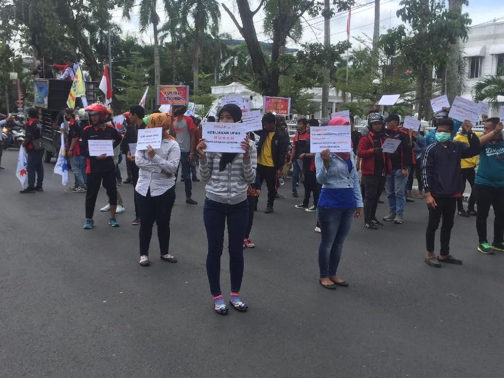 Ratusan Buruh di Sumut Demo Tolak UMP Murah Ratusan Buruh di Sumut Demo Tolak UMP Murah