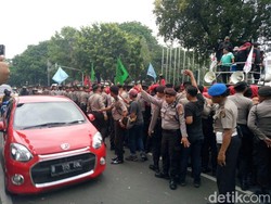 Buat Pagar Hidup di Demo Buruh, Polisi Buka 1 Lajur di Depan Balkot