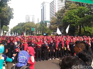 Dari Balkot DKI, Sebagian Massa Buruh Long March ke Istana