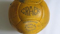 Bola berwarna kuning ini adalah bola Piala Dunia 1962, namanya Crack seperti yang terlihat di foto. Bola ini adalah yang pertama kali menandai penggunakan lateks. (Foto: worldcupballs.info)