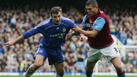Andriy Shevchenko istimewa di AC Milan, mengantar tim juara liga, Coppa Italia, dan Liga Champions. Dia bikin 175 gol/322 laga di sana. Tapi di Chelsea performanya merosot. Dia cuma bikin 22 gol dari 77 laga, hanya berhasil memenangi Piala Liga Inggris. (Foto: Ian Walton/Getty Images)