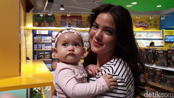 Alice Norin Sibuk Urus Anak