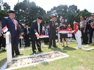 Hari Pahlawan, Aher dan Deddy Mizwar Tabur Bunga di TMP Cikutra