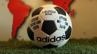 Sukses Telstar Durlast membuat FIFA dan Adidas kembali menggunakan tipe ini untuk Piala Dunia 1974. Adidas hanya sedikit melakukan perubahan, dengan menggunakan lapisan yang lebih tebal untuk membuat bola lebih tahan air. (Foto: worldcupballs.info)