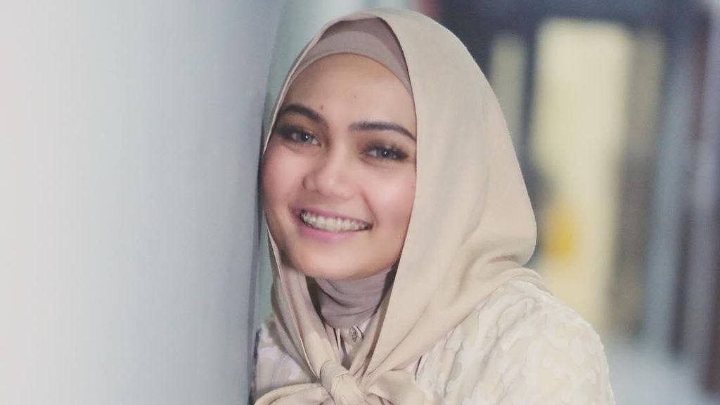 Foto: 10 Gaya Hijab Cantik Rina Nose Sebelum Lepas Jilbab