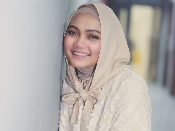 Foto: 10 Gaya Hijab Cantik Rina Nose Sebelum Lepas Jilbab