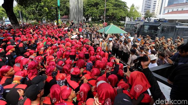 Gelombang Buruh Demo Kantor Anies-Sandi