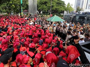 Gelombang Buruh Demo Kantor Anies-Sandi