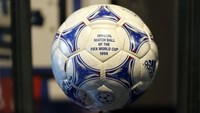 Adidas mulai memainkan warna yang lebih ciamik sejak Piala Dunia 1998 di Prancis, meski pola Tango masih bisa terlihat di edisi ini. Ada yang masih ingat nama bolanya? Yak! Namanya adalah Tricolore. (Foto: VALERY HACHE / AFP PHOTO)
