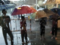 Sang pekerja keras di tengah derasnya hujan