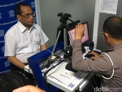 Saat Menhub Bikin SIM A di Daan Mogot