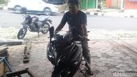Foto: Wow! Eko Beli Motor Ninja Pakai Uang Receh