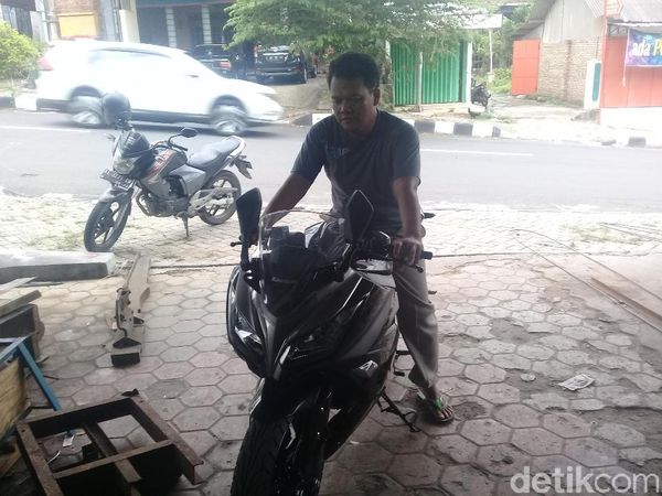 Foto: Wow! Eko Beli Motor Ninja Pakai Uang Receh