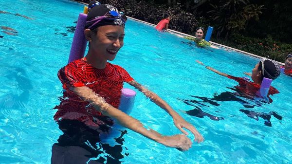 Foto: Serunya Olahraga Air, Terapi Sambil Bersenang-senang