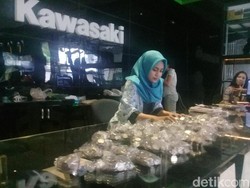 Eko dan Erna Kumpulkan Koin Hasil Jualan Bakso untuk Beli Ninja