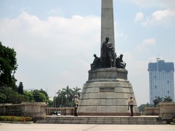 Melihat Monumen Kebanggaan Warga Filipina