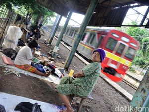 Foto: Stasiun Mampang Dikuasai Tuna Wisma
