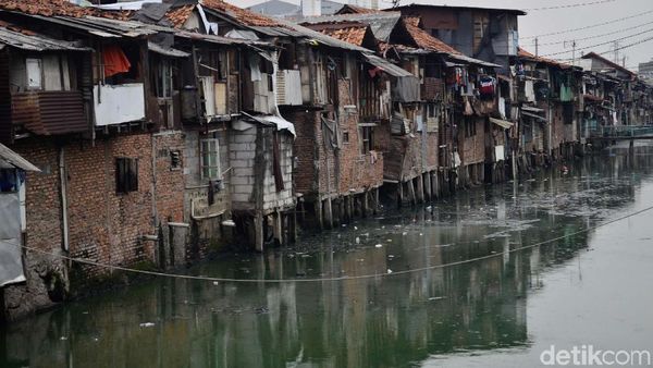 Melihat Pemukiman di Atas Kali Cideng yang Kumuh