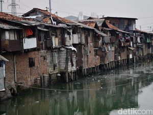 Melihat Pemukiman di Atas Kali Cideng yang Kumuh