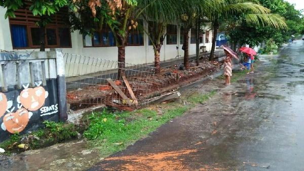 Pagar SMPN 3 Cisauk Ambruk Diterjang Banjir