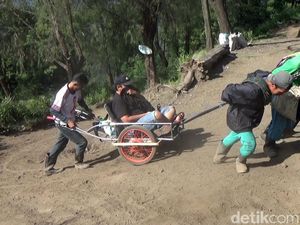 Taksi ala Gunung Ijen Membutuhkan Hingga Empat Driver