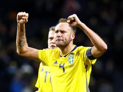 Andreas Granqvist merupakan palang pintu timnas Swedia. Dia punya peran untuk memompa semangat tim di dalam lapangan. (Foto: Kai Pfaffenbach/Reuters)