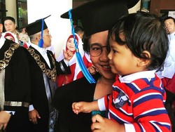 Momen Menteri Susi Gendong Cucu Saat Terima Gelar Doktor HC