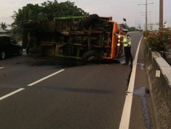 Truk Muatan Mi Terguling di Tol Tanjung Priok, Lalin Tersendat 1 Km