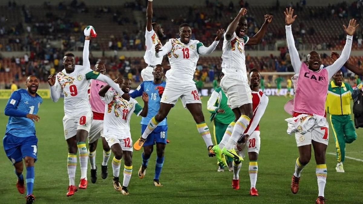 Para pemain Senegal merayakan kelolosan ke Piala Dunia 2018 (Siphiwe Sibeko/Reuters)