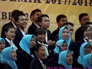 Unik! Mahasiswa Ini Asyik Nyanyi Lagu Jaran Goyang Saat Wisuda Unik! Mahasiswa Ini Asyik Nyanyi Lagu Jaran Goyang Saat Wisuda