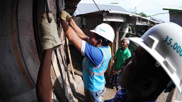 Desa di Kaki Gunung Rinjani Kini Terang Benderang