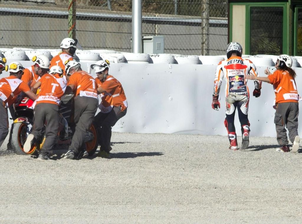 Kecelakaan Kecil Marquez di Latihan Kedua Kecelakaan Kecil Marquez di Latihan Kedua