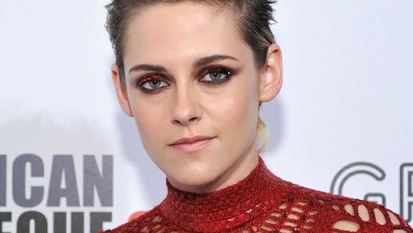 Kristen Stewart Berbusana Transparan