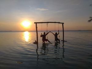 Kesyahduan Surga Tersembunyi Pulau Kampung Bule