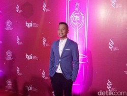 Selamat! Ernest Prakasa Raih Piala Citra Penulis Skenario Asli Terbaik