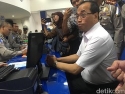 Naik Simulator, Menhub Jajal Pembuatan SIM Taksi Online
