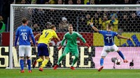 Immobile gagal memaksimalkan peluang di depan gawang Swedia. Foto: Kai Pfaffenbach/Reuters