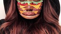 Keren! Makeup Artist Ini Rias Wajahnya hingga Mirip Burger dan Pizza