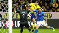 Hingga babak pertama usai, kedua tim tak bisa mencetak gol. Skor 0-0 masih bertahan. Foto: Kai Pfaffenbach/Reuters