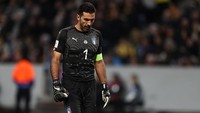 Gianluigi Buffon mengakhiri karier bersama timnas Italia dengan tragis. Dia gagal mengantarkan Gli Azzirri lolos ke Piala Dunia 2018. Mereka disingkirlan Swedia di babak playoff. (Foto: Catherine Ivill/Getty Images)