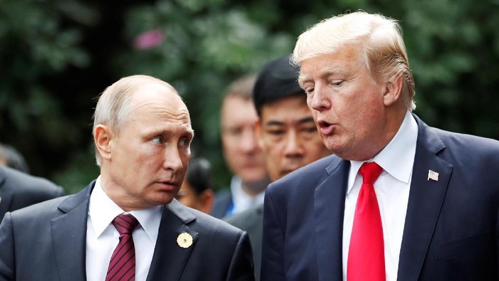 Akrabnya Trump dan Putin Ngobrol Bareng di APEC U.S. President Donald Trump and Russias President Vladimir Putin talk during the family photo session at the APEC Summit in Danang, Vietnam November 11, 2017. REUTERS/Jorge Silva
