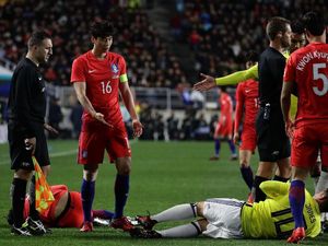 James Jatuh Pegangi Wajah... Usai Dadanya Kena Kibasan Tangan Lawan